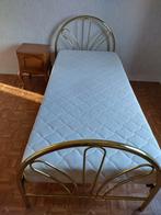 Bed met lattenbodem en matras en nachttafel, Ophalen