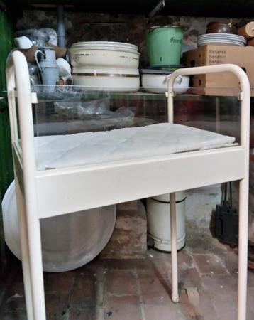 Baby bedje - vintage ziekenhuis beschikbaar voor biedingen