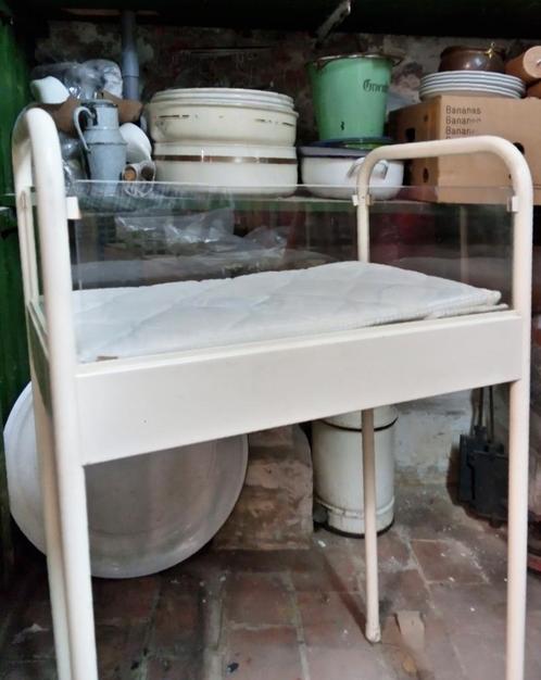 Baby bedje - vintage ziekenhuis, Kinderen en Baby's, Babywiegjes en Ledikanten, Zo goed als nieuw, Ophalen
