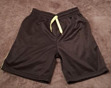 { Zwarte sport short ( Maat 158-164) beschikbaar voor biedingen