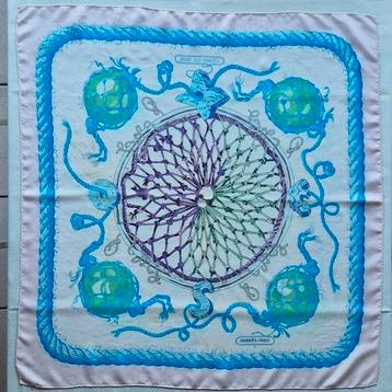 Foulard carré vintage Hermès 100 % soie, Enlèvement ou Envoi, Comme neuf, Écharpe
