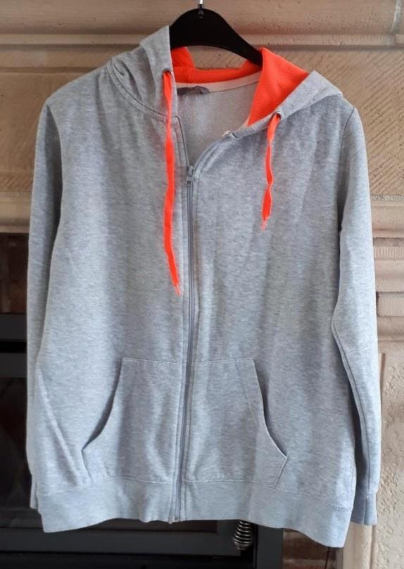 Vest met capuchon - lichtgrijs - met fluo - maat 44 - € 2.50, Kleding | Dames, Truien en Vesten, Gedragen, Maat 42/44 (L), Grijs