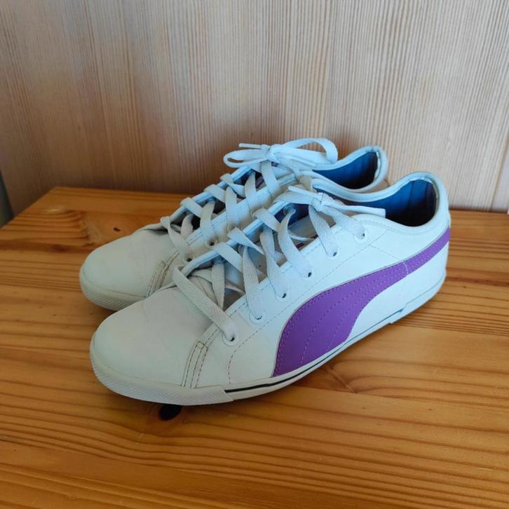Jolies baskets Puma blanches et violettes, pointure 39, Sport en Fitness, Basketbal, Zo goed als nieuw, Schoenen, Ophalen of Verzenden
