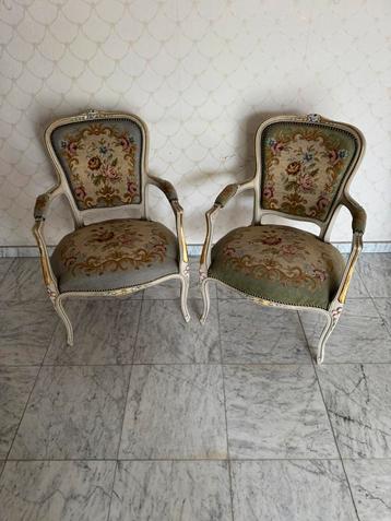 Twee cabriolet stoelen louis XV stijl beschikbaar voor biedingen