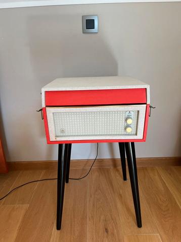 Rode vinyl platenspeler GPO Bermuda beschikbaar voor biedingen