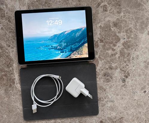 Tablette iPad 5 WiFi Gris sidéral avec étui à rabat, Informatique & Logiciels, Apple iPad Tablettes, Comme neuf, Apple iPad, Wi-Fi