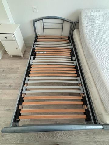 Metalen grijzen bedframe incl lattenbodem 90*200 beschikbaar voor biedingen