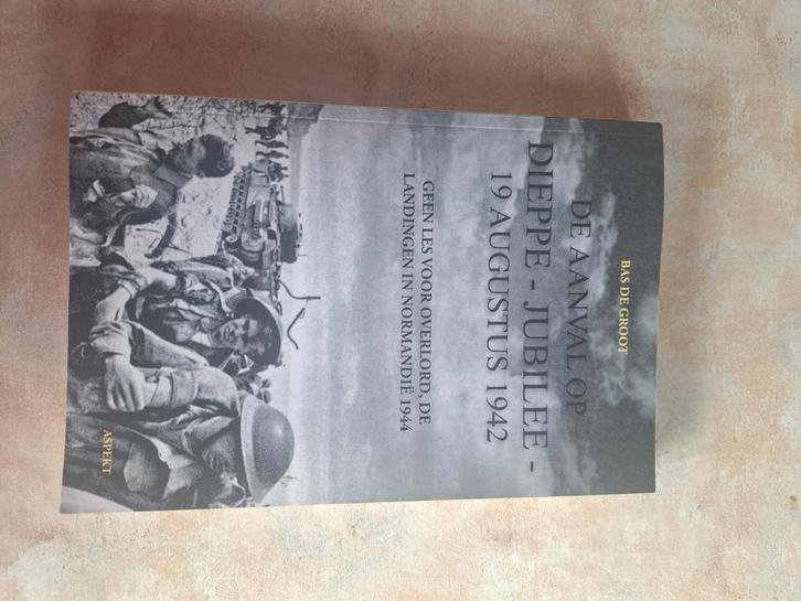 Bas de Groot - De aanval op Dieppe-Jubilee 19 Augustus 1942, Livres, Livres Autre, Enlèvement ou Envoi