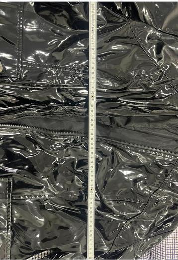 Zwarte waterdichte jassen beschikbaar voor biedingen