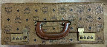 2 étuis de voyage MCM originaux, 35 à 45 cm, Enlèvement, Cuir, 50 à 60 cm