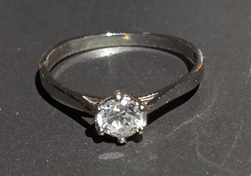 CADEAU-IDEE! Mooie nieuwe ring in gestempeld zilver en zirko beschikbaar voor biedingen