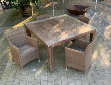 Tuintafel in hardhout met 4 Wicker armstoelen beschikbaar voor biedingen