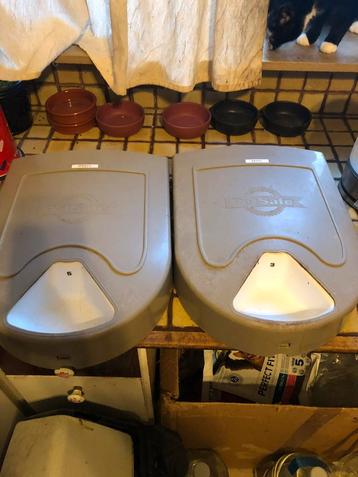 Automatisch Voederbak katten of honden  2stuks beschikbaar voor biedingen