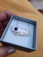 Heel prachtige zilverkleurige ketting Infinity met blauwe cr, Bijoux, Sacs & Beauté, Colliers, Comme neuf, Enlèvement ou Envoi
