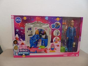 Barbie pop met ruimtestation en accessoires  beschikbaar voor biedingen