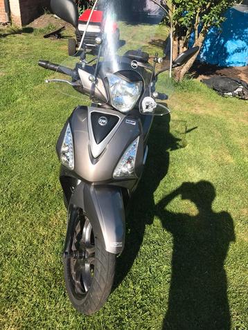 Sym 125 cc moto scooter, Fietsen en Brommers, Ophalen of Verzenden, Zo goed als nieuw