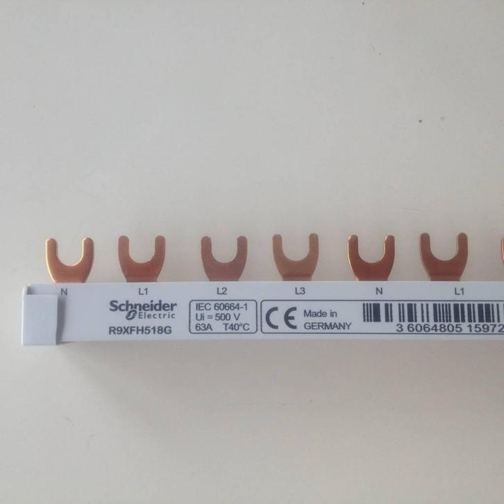 Schneider R9XFH518G Kamgeleider met vork 4P 10MM2 18 modules, Doe-het-zelf en Bouw, Elektriciteit en Kabels, Nieuw, Overige typen