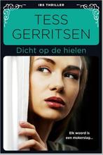 Tess Gerritsen : Dicht op de hielen, Ophalen of Verzenden, Gelezen