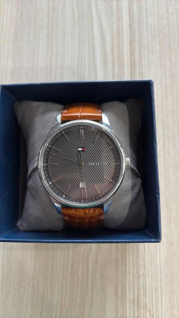 Horloge Tommy Hilfiger, Handtassen en Accessoires, Horloges | Heren, Zo goed als nieuw, Polshorloge, Overige merken, Leer, Ophalen