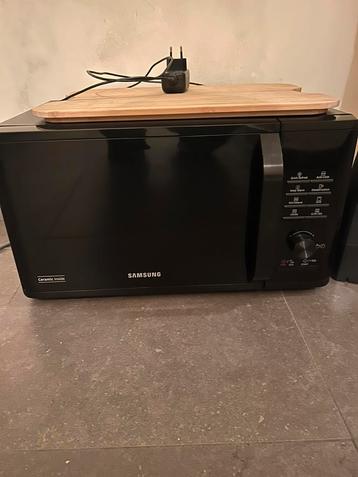 Microgolfoven Samsung in zwart beschikbaar voor biedingen