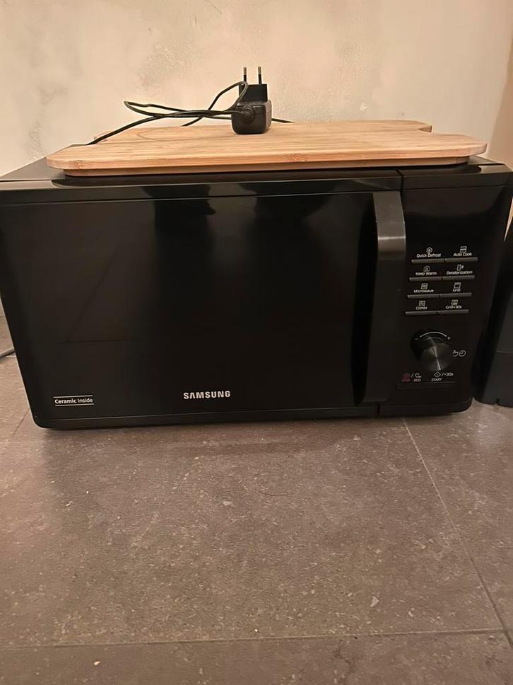 Microgolfoven Samsung in zwart, Elektronische apparatuur, Microgolfovens, Zo goed als nieuw, Microgolfoven, Grill, Ophalen