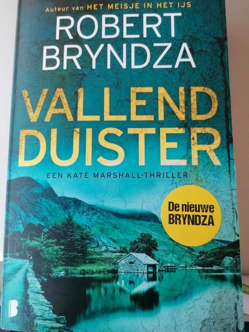 Robert Bryndza - Vallend duister, Boeken, Thrillers, Zo goed als nieuw, Ophalen of Verzenden