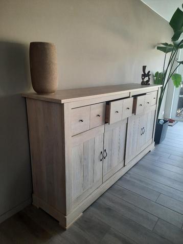 Ruime dressoir  beschikbaar voor biedingen