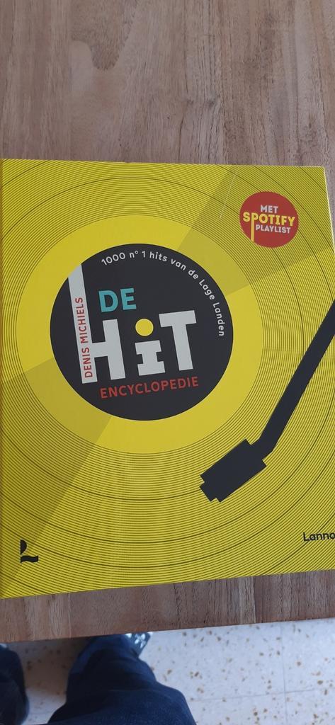 Denis Michiels - De Hit Encyclopedie, Boeken, Muziek, Zo goed als nieuw, Ophalen