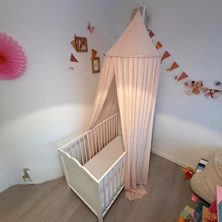 Babybed gordijn roze zalm, Kinderen en Baby's, Kinderkamer | Complete kinderkamers, Zo goed als nieuw, Ophalen