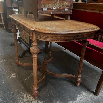 Petite table en noyer sculpter  beschikbaar voor biedingen