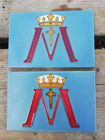 Zeldzame tegel 2x Gilliot Freres Hemiksem, kroon kruis beschikbaar voor biedingen