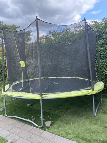 Trampoline met net beschikbaar voor biedingen