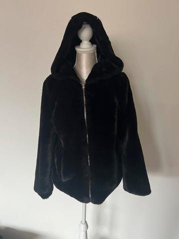 Faux fur jasje met kap maat M beschikbaar voor biedingen
