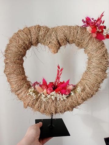 Krans met droogbloemen in de vorm van een hartje beschikbaar voor biedingen