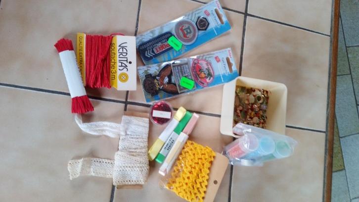 FOURNITURES  POUR  COUTURE, Hobby en Vrije tijd, Naaien en Fournituren, Zo goed als nieuw, Kant, Ophalen of Verzenden