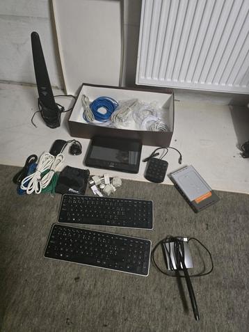 Boîte contenant des fournitures informatiques et des câbles., Enlèvement, Comme neuf