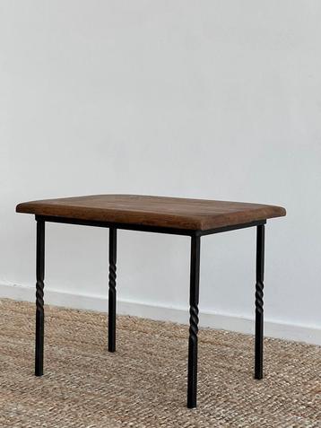 Vintage houten bijzettafeltje, brutalist stijl, ijzer beschikbaar voor biedingen