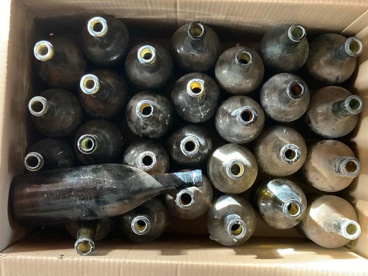 28 bouteilles de vin anciennes, Maison & Meubles, Accessoires pour la Maison | Vases, Utilisé, Vert, Moins de 50 cm, Verre, Enlèvement