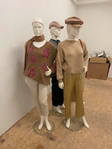 3 mannequins complets femmes avec têtes en parfait état 