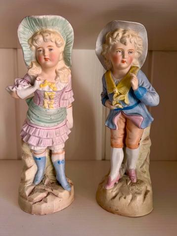 2 beeldjes jongen/meisje in biscuit beschikbaar voor biedingen