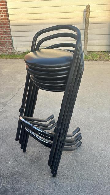 Bar stoeltjes beschikbaar voor biedingen