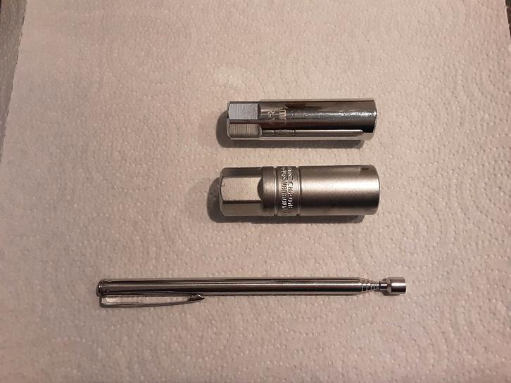 1 douille à bougie 14mm + outil magnétique, Autos : Divers, Outils de voiture, Neuf, Enlèvement ou Envoi