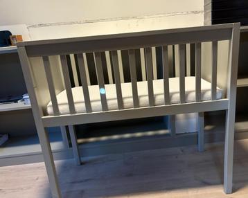 Babybedje inclusief matras beschikbaar voor biedingen