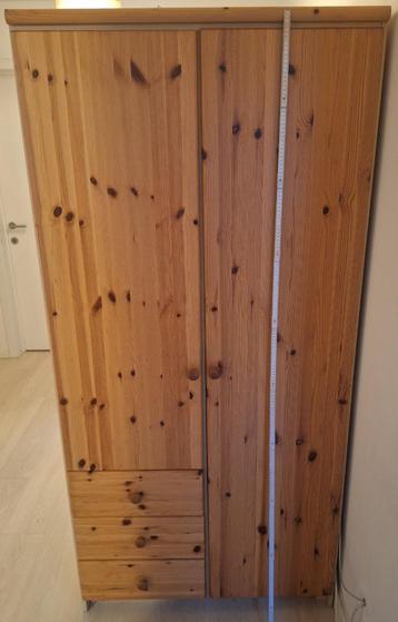 Armoire en bois de pin disponible aux enchères