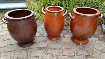 Steinen of gres potten beschikbaar voor biedingen