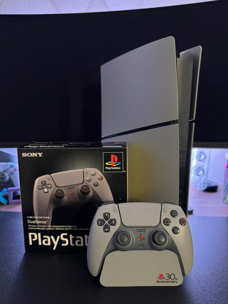 PS5 Digital – Grey faceplates + 30th Anniversary controller, Games en Spelcomputers, Games | Sony PlayStation 5, Zo goed als nieuw