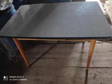 Table en formica typique années 70 beschikbaar voor biedingen