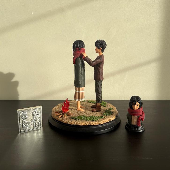 ERA Sure Studio Eren Mikasa Attaque Des Titans Statue Resine, Collections, Statues & Figurines, Comme neuf, Enlèvement