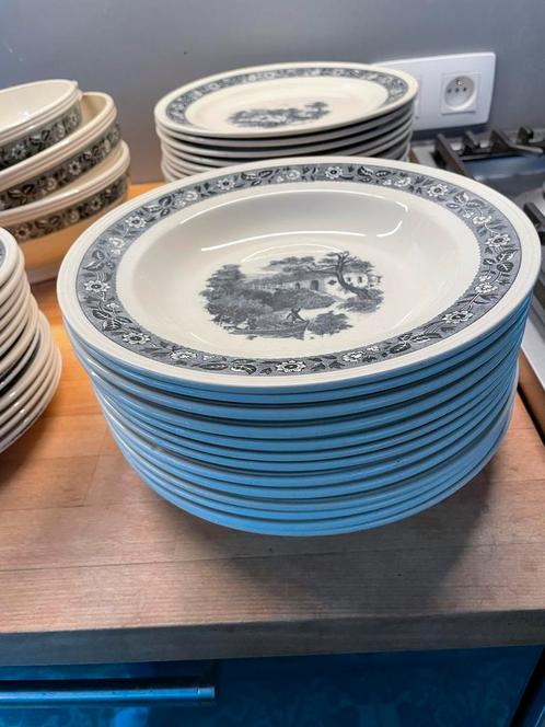 Servies Boch La louvriere 14 personen, Huis en Inrichting, Keuken | Servies, Zo goed als nieuw, Bord(en), Ophalen