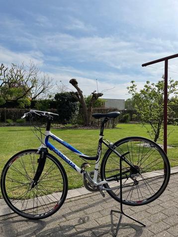 Sportieve damesfiets beschikbaar voor biedingen